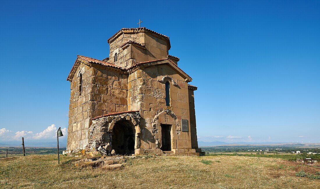 Bilder und Bilder der Kirche St. Giorgi (St. George), Samtsevrisi, Georgia (Land). Ein perfektes Beispiel einer byzantinischen „Baumkreuz“-Kirche aus dem 7. Jahrhundert mit einer hufeisenförmigen Apsis im griechischen Kreuzstil.