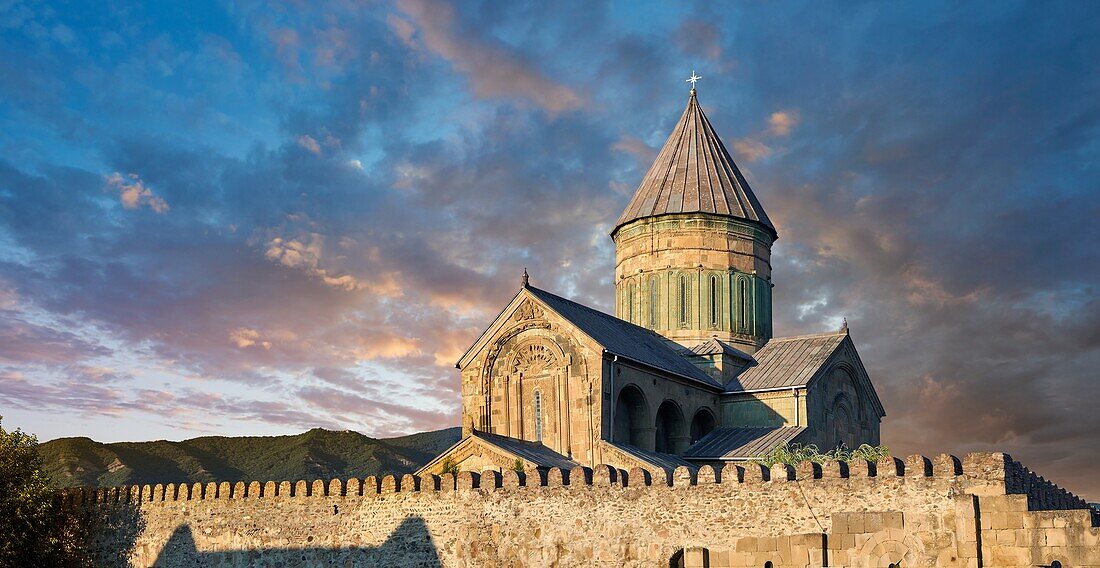 Außenansicht und Mauer um die georgisch-orthodoxe Svetitskhoveli Kathedrale (Kathedrale der Lebenden Säule) in Mtskheta, Georgien (Land). Eine UNESCO-Welterbestätte.