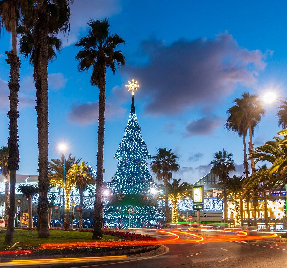 Las Palmas, Gran Canaria, Kanarische Inseln, Spanien. Ein riesiger Weihnachtsbaum begrüßt die Käufer vor einem der größten Einkaufszentren (Las Arenas) in Las Palmas, der Hauptstadt von Gran Canaria.