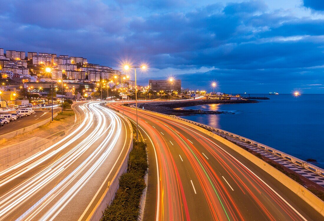 Las Palmas, Gran Canaria, Kanarische Inseln, Spanien. Morgenverkehr im Berufsverkehr, der auf der Avenida Maritima in Las Palmas einfährt.