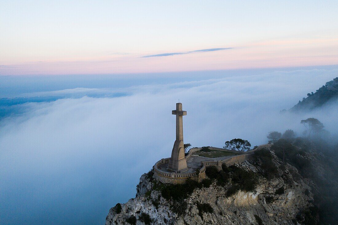Luftbild des Kreuzes des Heiligtums von San Salvador in Felanitx, Mallorca.