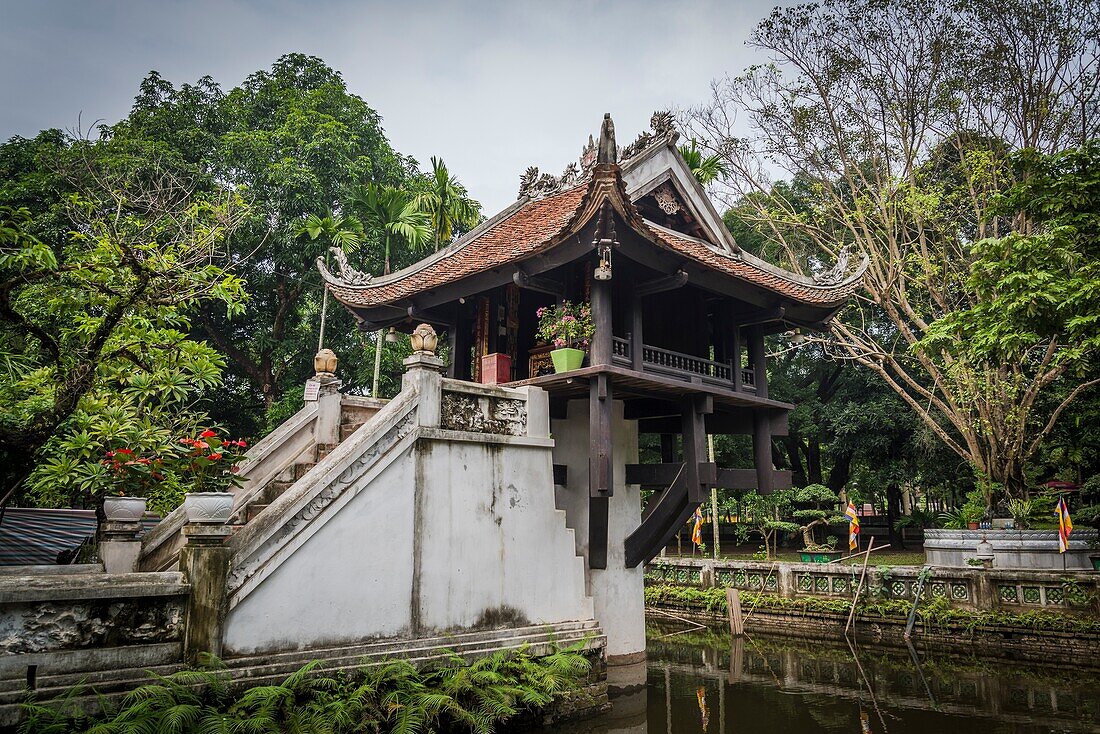Einsäulenpagode, ein historischer buddhistischer Tempel, der während der Ly-Dynastie im 11. Jahrhundert erbaut wurde, Hanoi, Vietnam.