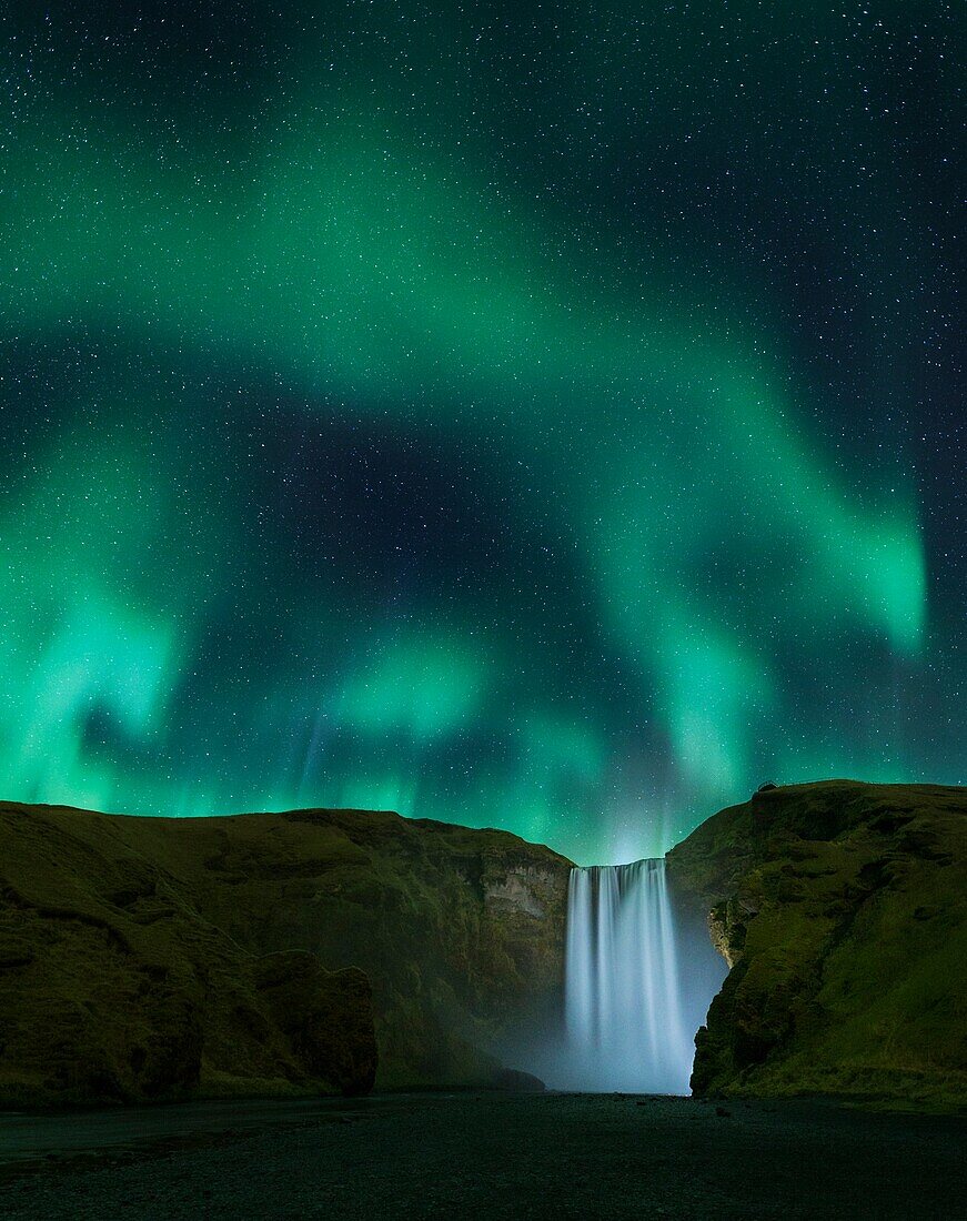 Skogafoss-Wasserfall mit Aurora Borealis, Island.