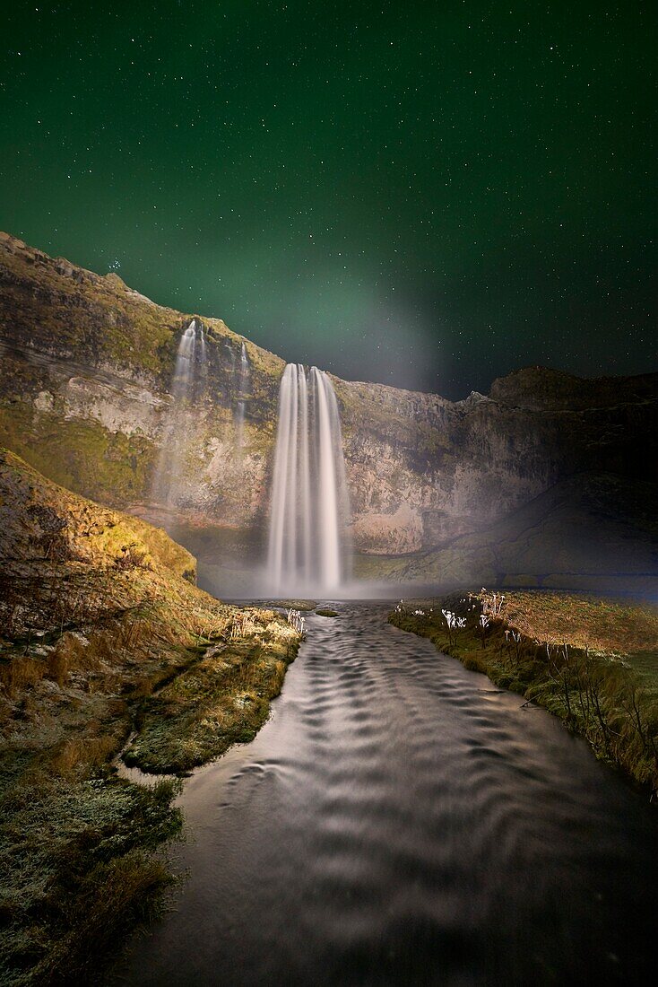 Wasserfall Seljalandsfoss und Aurora Borealis, Island.