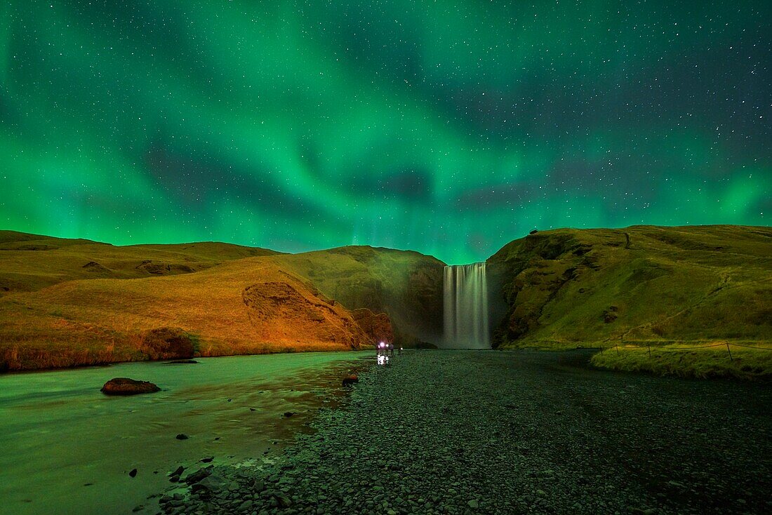 Skogafoss-Wasserfall mit Aurora Borealis, Island.