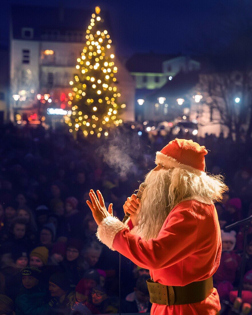 Der Weihnachtsmann tritt bei Weihnachtsfeiern in Reykjavik, Island auf.
