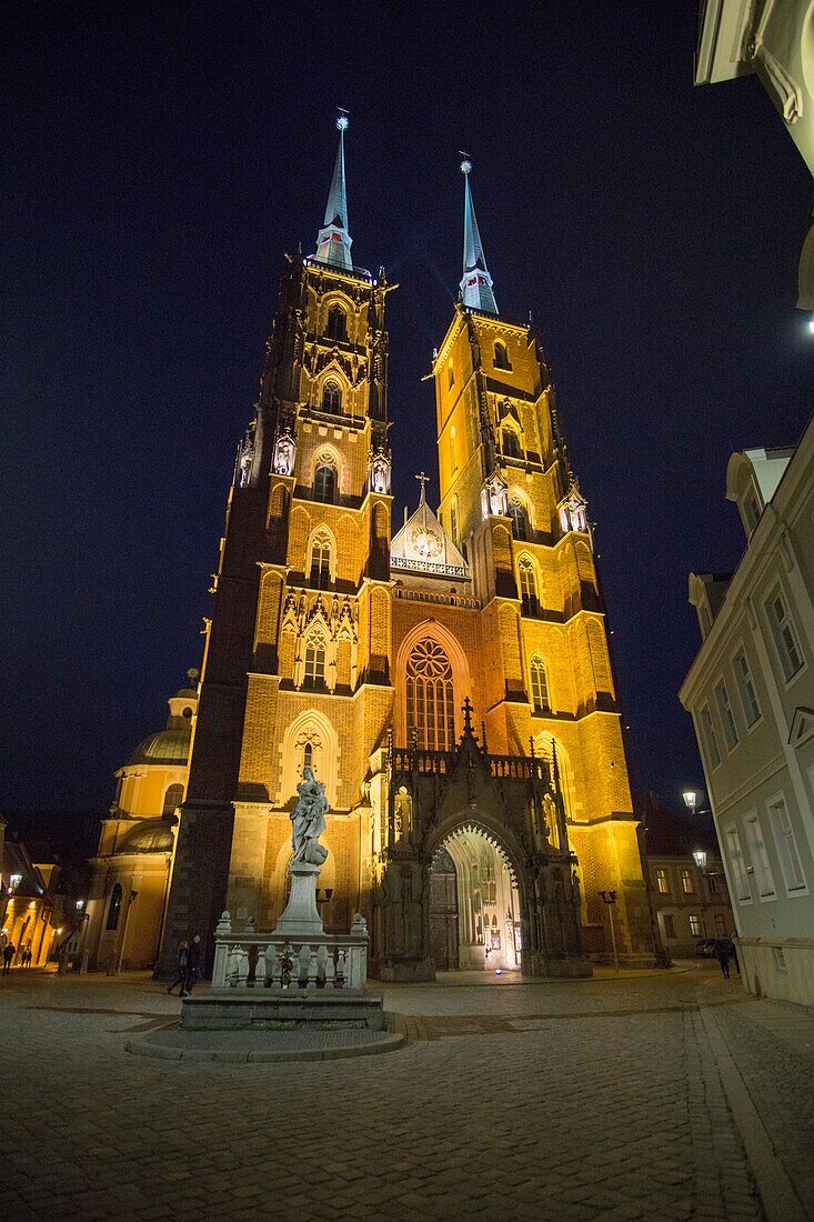 Insel Tum mit Kathedrale und historischen Gebäuden in Wroclaw bei Nacht, Polen.