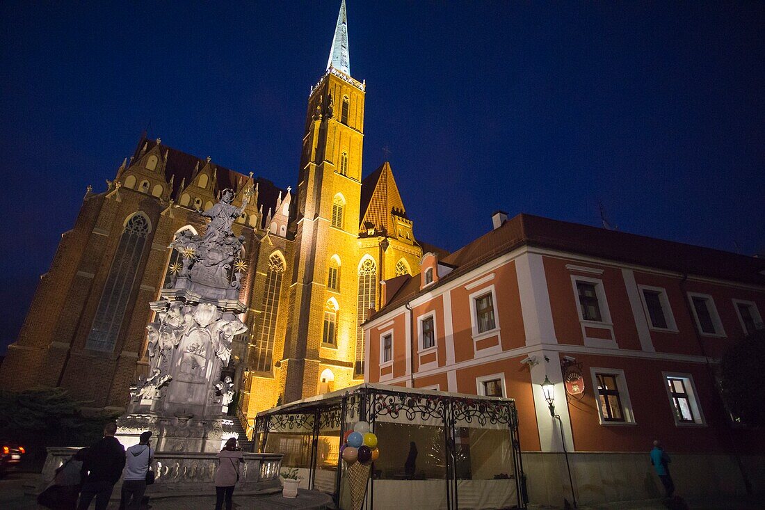 Insel Tum mit Kathedrale und historischen Gebäuden in Wroclaw bei Nacht, Polen.