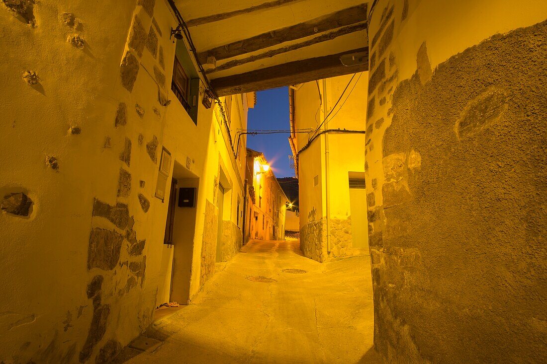 Arcos de las Salinas Dorf in der Abenddämmerung Provinz Teruel Aragon Spanien.