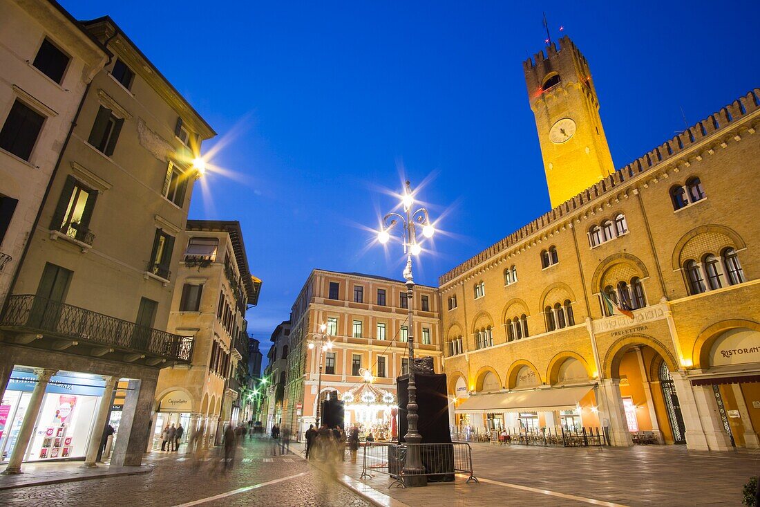 Treviso Italien: Stadtbild in der Dämmerung. Gebäude namens Palazzo del Trecento am Platz Piazza dei Signori.