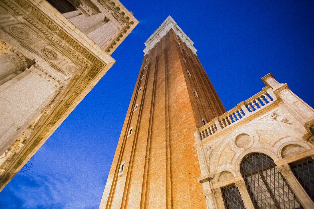 Venedig, Venetien, Italien: Dämmerung am Markusplatz. Der Glockenturm.