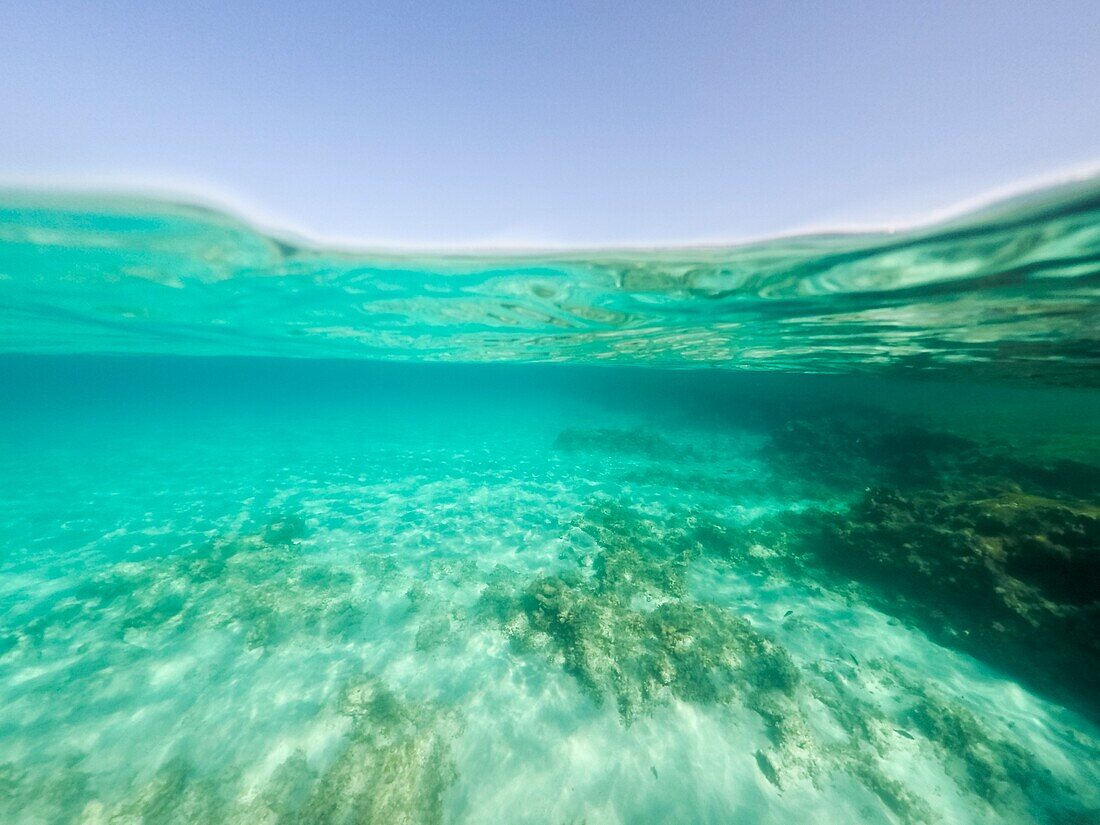 Unterwasser das türkisfarbene Wasser in El Calo de San Agusti Insel Formentera Balearen Spanien.