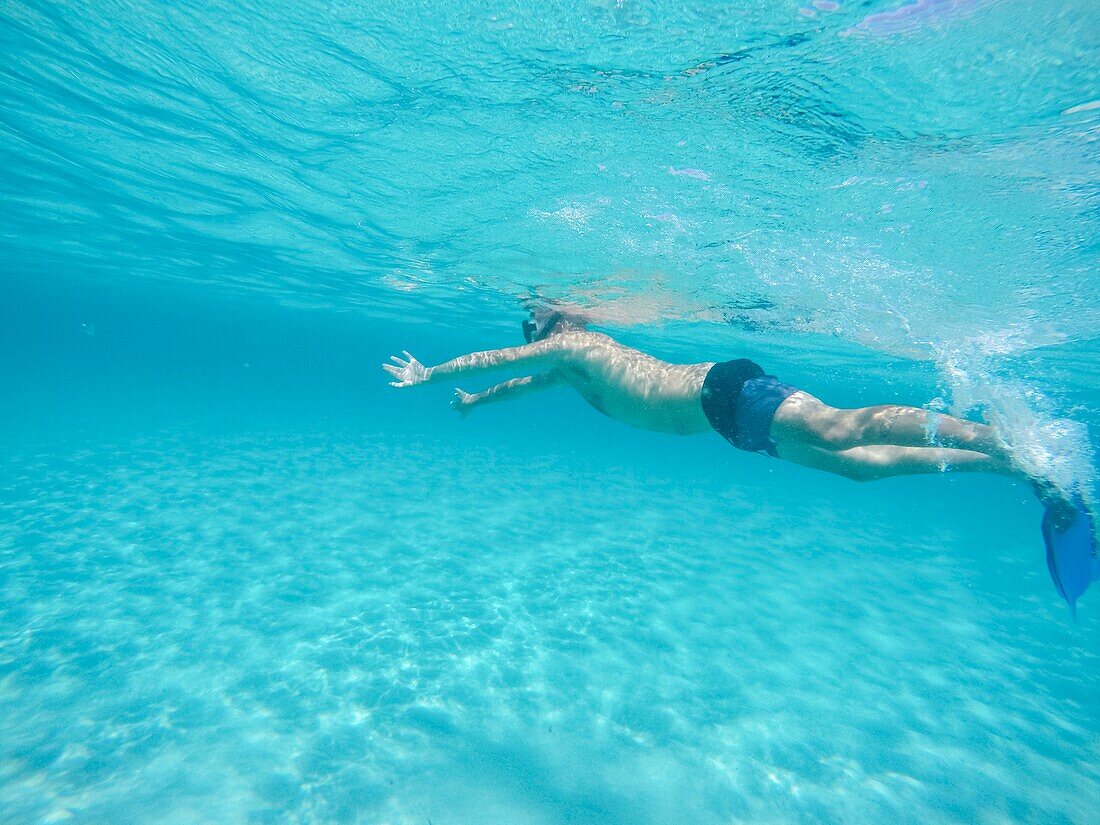 Junger Mann in Schnorchelmaske tauchen Unterwasser El Calo de San Agusti Insel Formentera Balearen Spanien.