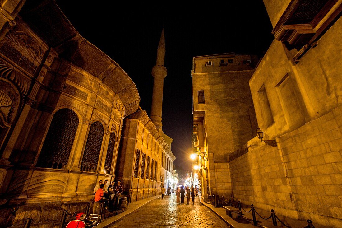 Kairo, Ägypten – 5. November 2018: ist eine der ältesten Straßen in Kairo und ist nach Al-Mu'izz li-Din Allah, dem vierten Kalifen der Fatimiden-Dynastie, benannt. Das Bild zeigt die Form eines Minaretts einer Moschee und alte Gebäude, die nach dem Vorbild des alten islamischen Fatimidenstaates erbaut wurden.