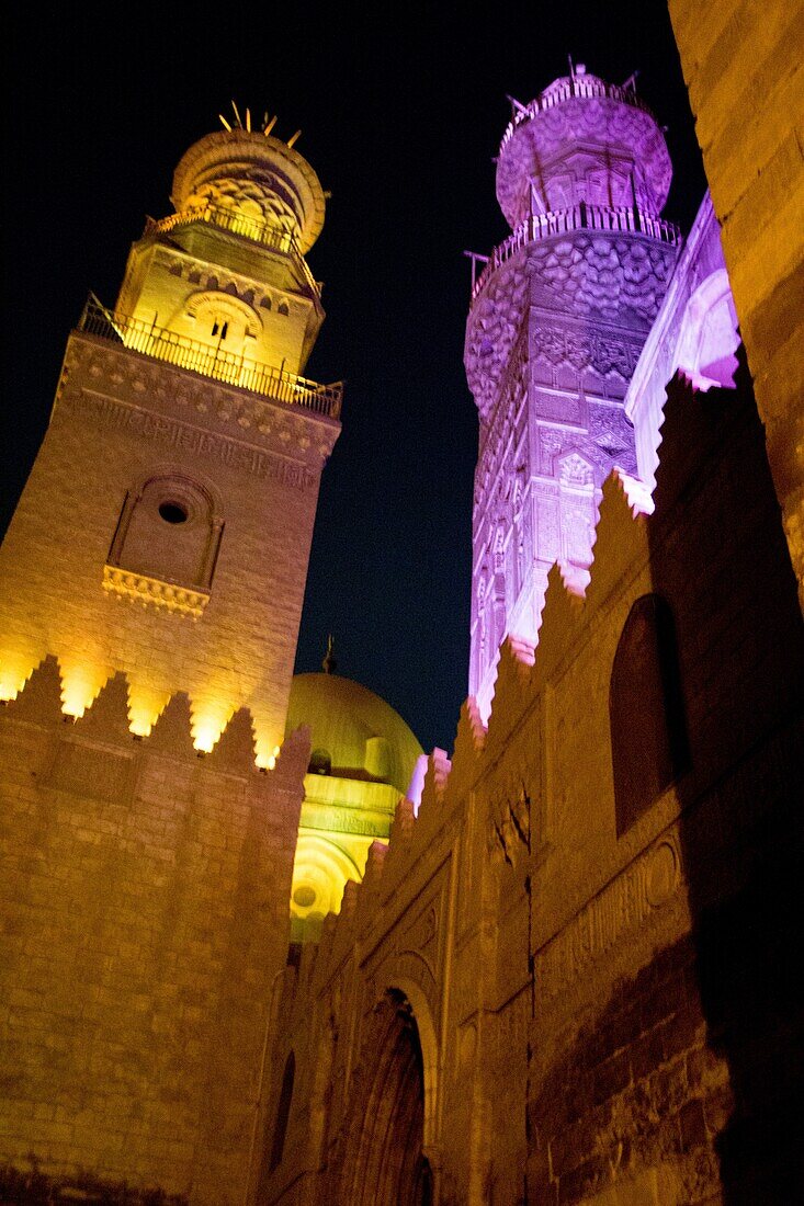 Kairo, Ägypten – 5. November 2018: ist eine der ältesten Straßen in Kairo und ist nach Al-Mu'izz li-Din Allah benannt, dem vierten Kalifen der Fatimiden-Dynastie. Das Bild zeigt die Form von zwei Moscheen Minarette, Erbaut nach dem Vorbild des alten islamischen Fatimidenstaates.