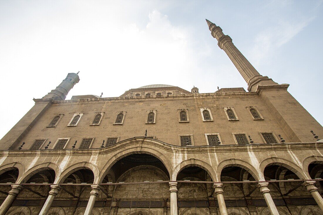 Kairo, Ägypten – 7. November 2018: Foto für die Moschee von Muhammad Ali in der ägyptischen Hauptstadt Kairo, es wird im osmanisch-islamischen Stil und mit der Anzahl der Kuppeln und Minarette über dem Bau gezeigt und zwischen 1830 und 1848 von Muhammad Ali Pascha in Auftrag gegeben.