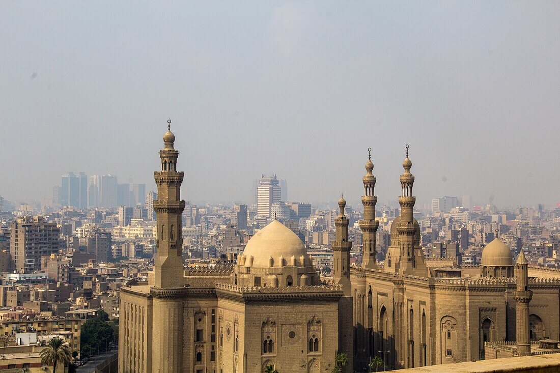 Kairo, Ägypten – 12. November 2018: Bild von der Spitze der Stadt Kairo, der Hauptstadt Ägyptens, und es zeigt einige Wohngebäude und die Sultan-Hassan-Moschee.