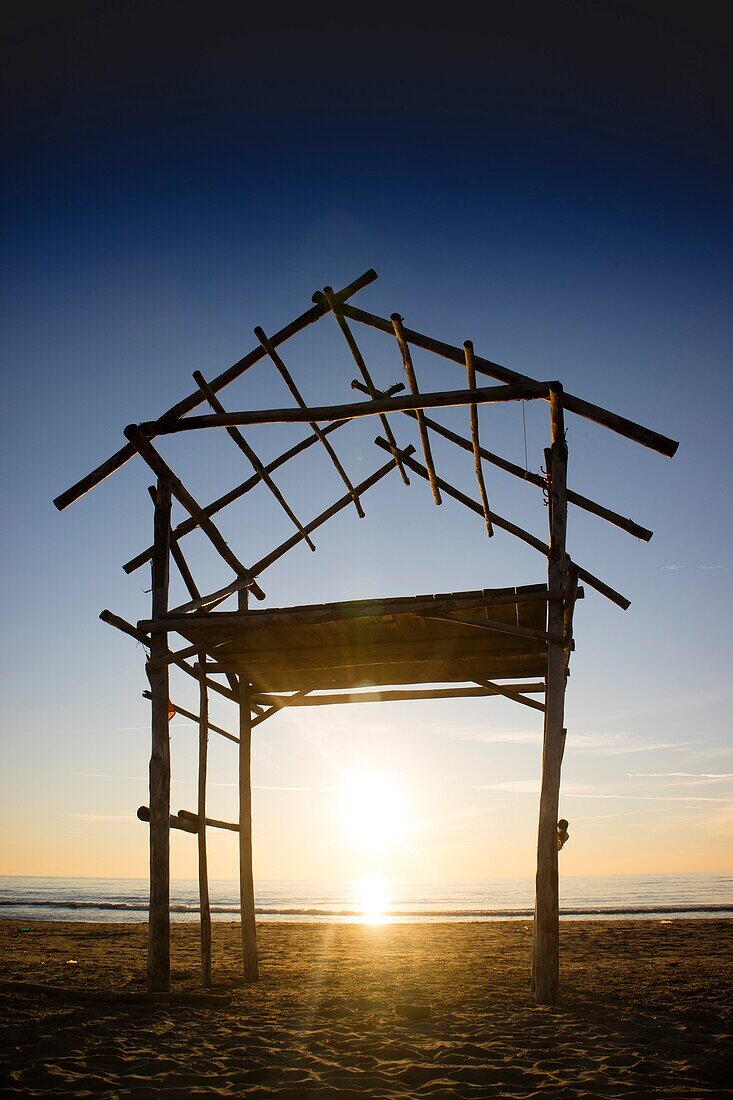 The elementary structure of a hut built by the sea.