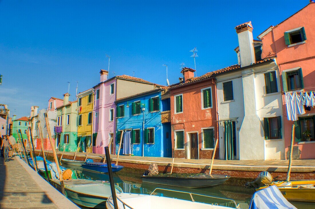 Blick auf das kleine und bunte Dorf Burano in der Nähe von Venedig.
