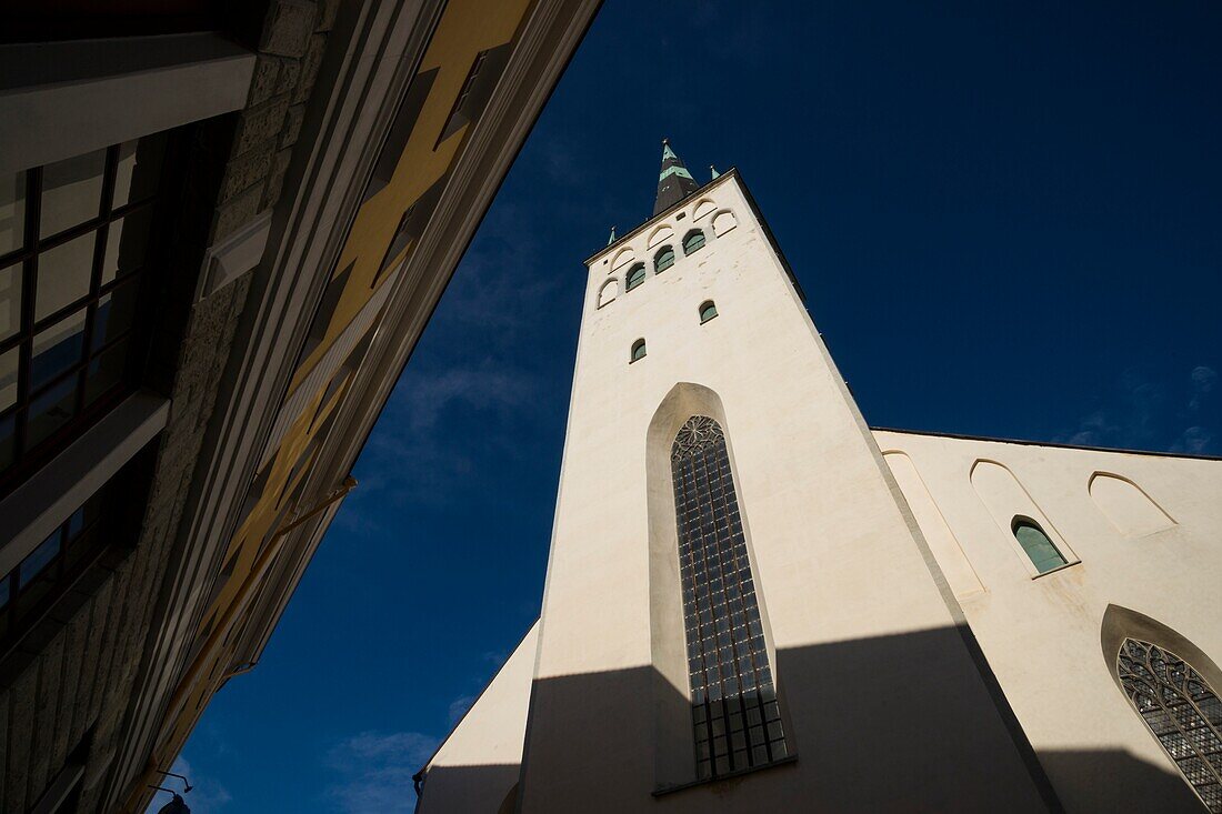 Fassade der Kirche St. Olaf (Oleviste Kirik), Tallinn, Estland.