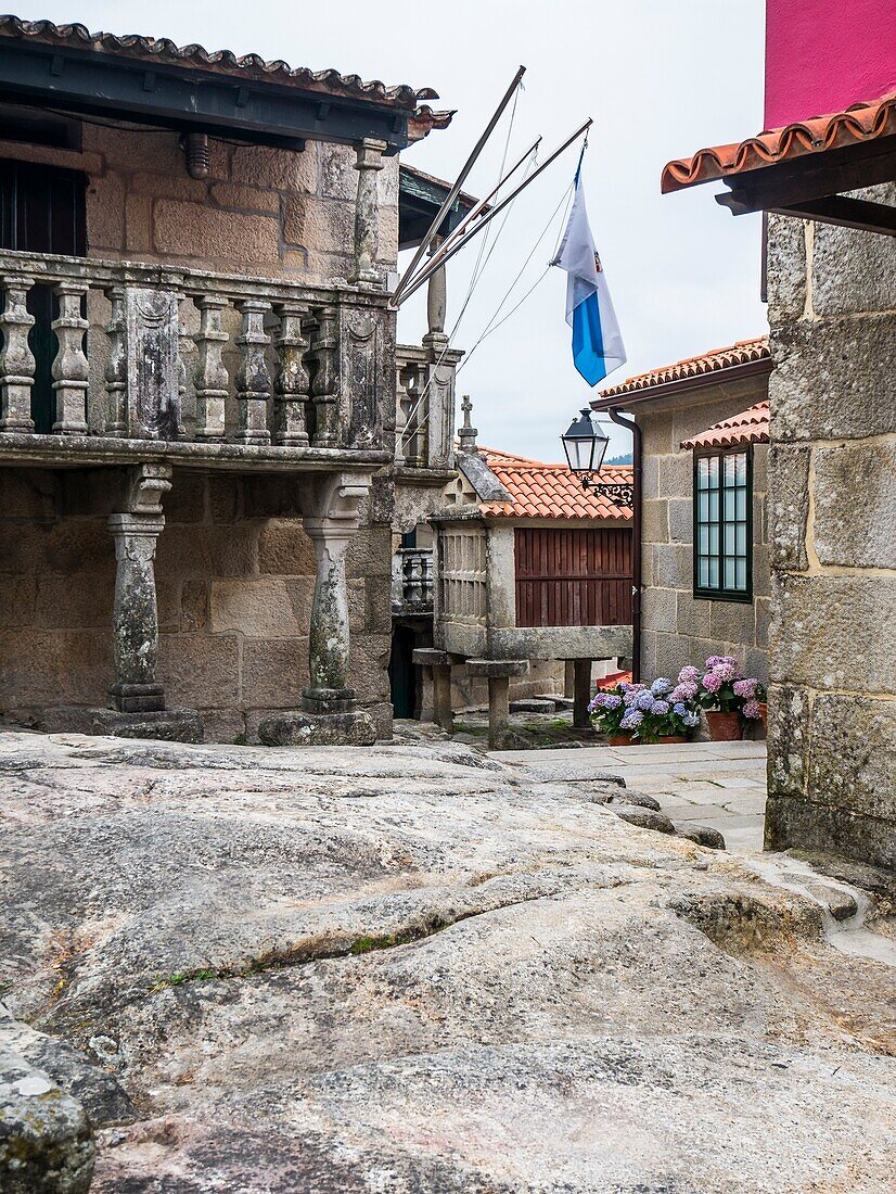 Arquitectura popular en piedra en Combarro. Pontevedra. Galicien. Spanien.