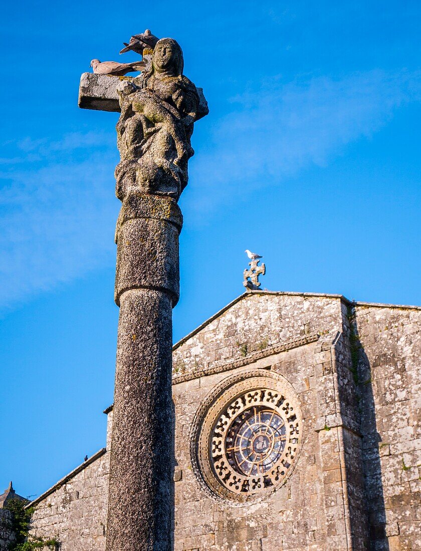 Cruceiro und Colegiata de Santa Maria. Bayona. Pontevedra. Galicien. Spanien.