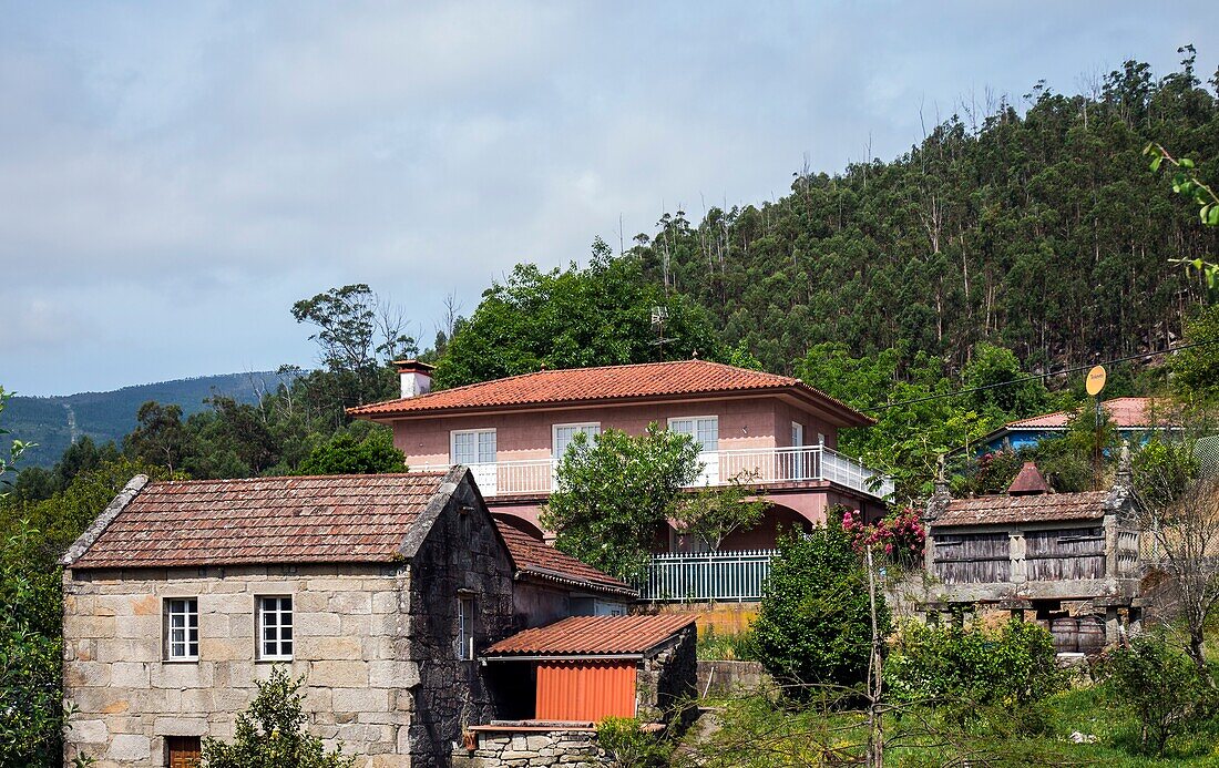 Horreo und casa tipica in Santa Cristina de Cobres. Pontevedra. Galicien. Spanien.