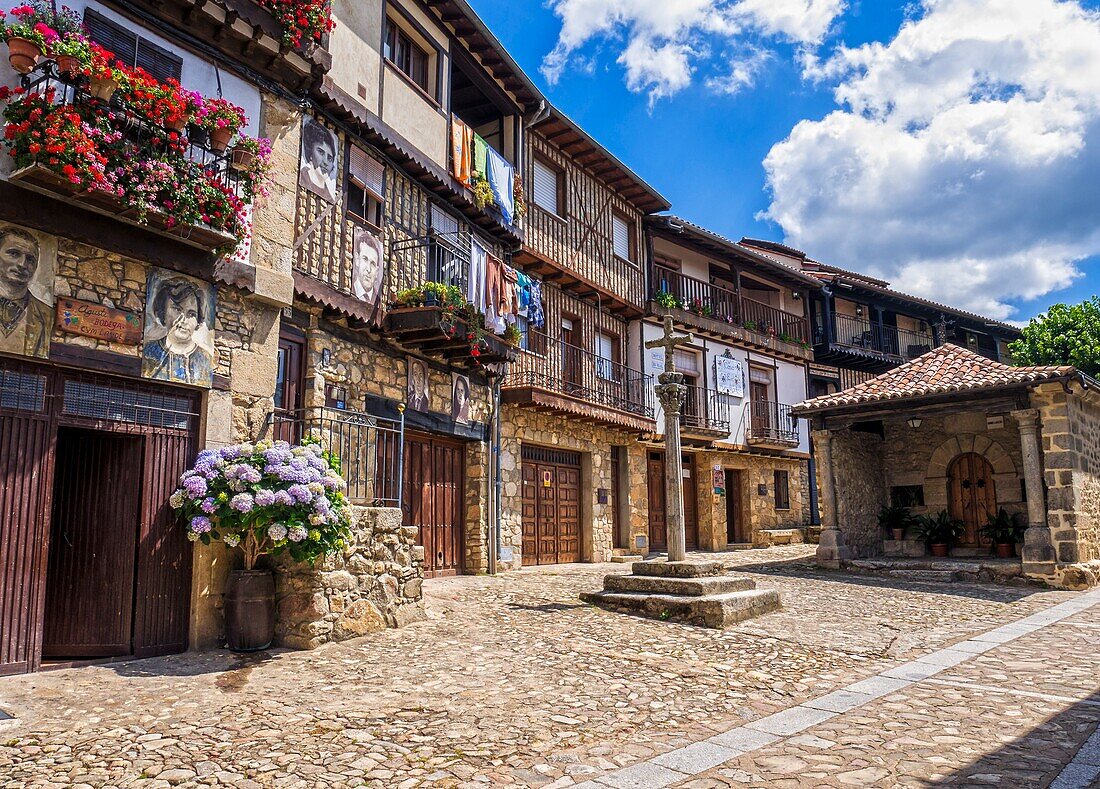 Calle tipica con crucero en Mogarraz. Sierra de Francia. Salamanca. Kastilien Leon. Spanien.