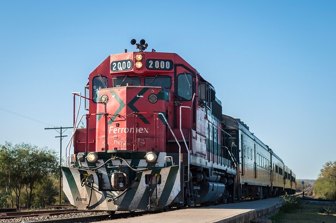 Chihuahua Pacific Railroad Zug Chepe am Bahnhof in El Fuerte vor der Abfahrt nach Copper Canyon, Mexiko.