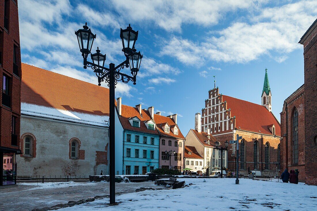 Wintermorgen in der Altstadt von Riga, Lettland.