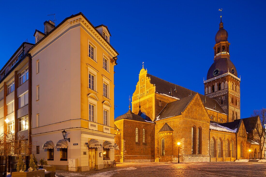 Winterdämmerung am Dom zu Riga, Lettland.