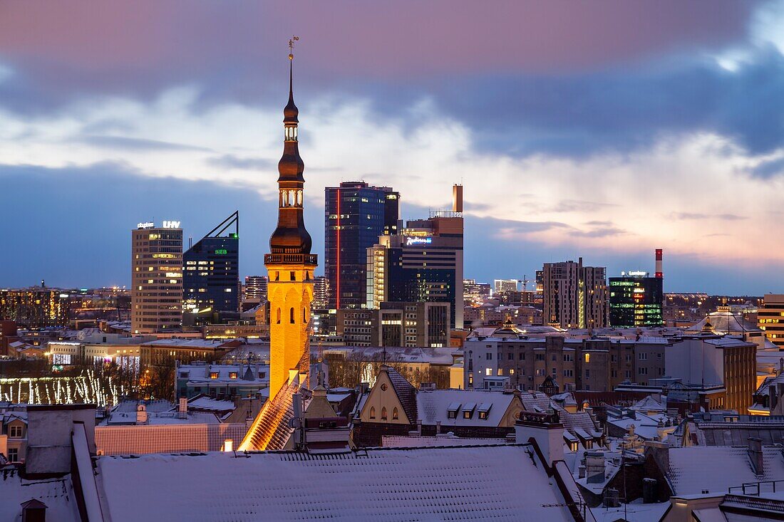 Winterdämmerung in Tallinn, Estland.