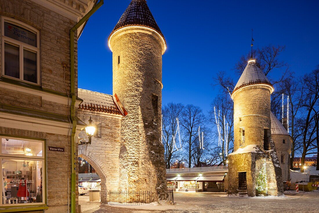 Winterdämmerung vor den Toren der Stadt in der Altstadt von Tallinn, Estland.