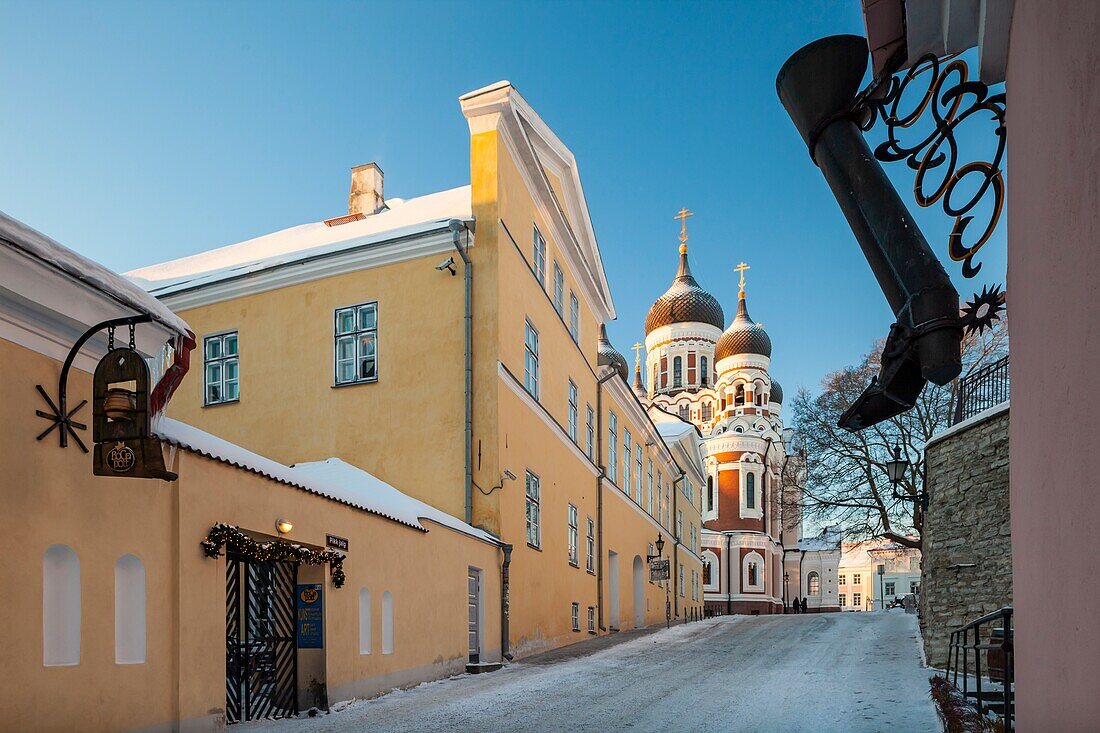 Wintermorgen in der Altstadt von Tallinn, Estland. Alexander-Newski-orthodoxe Kirche in der Ferne.