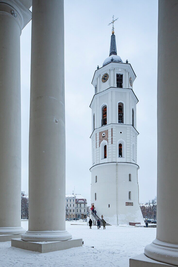 Wintertag in der Kathedrale von Vilnius, Litauen.