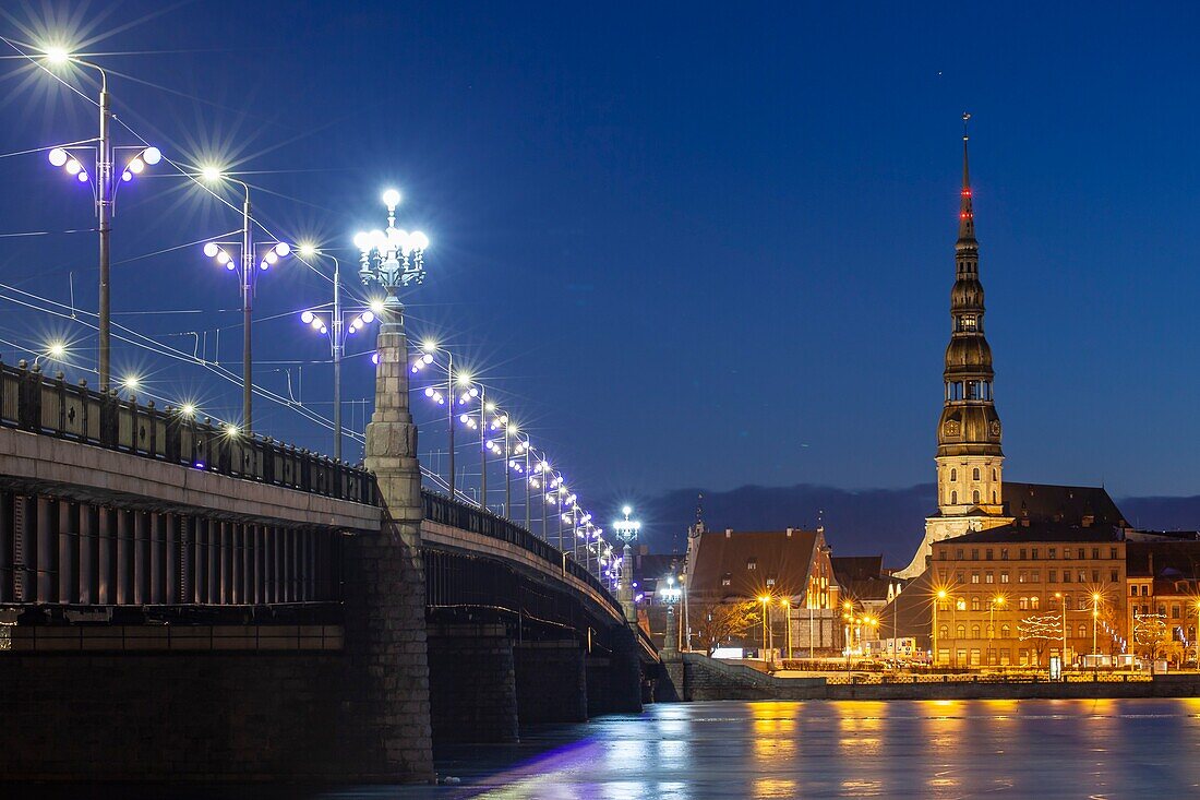 Winterdämmerung in Riga, Lettland. Die Peterskirche dominiert die Skyline.