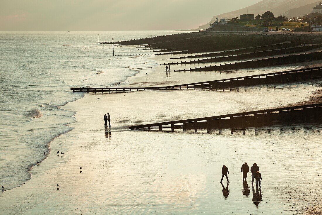 Winternachmittag am Strand in Eastbourne, East Sussex, England.