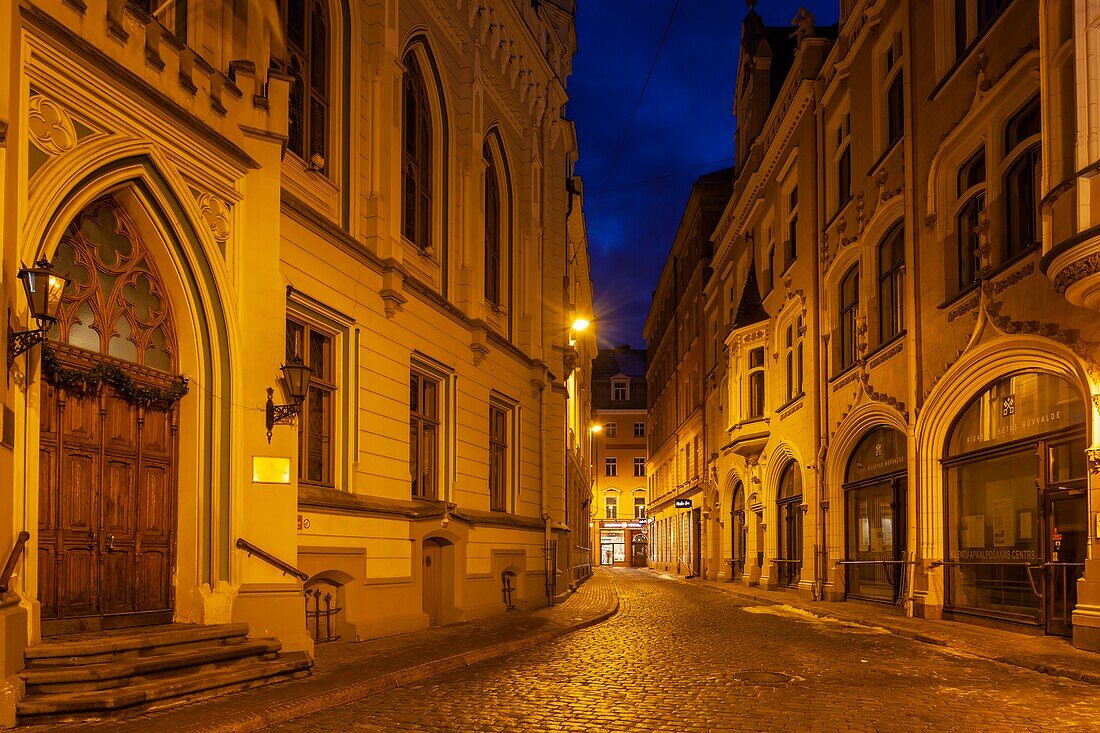 Abend in der Altstadt von Riga, Lettland.