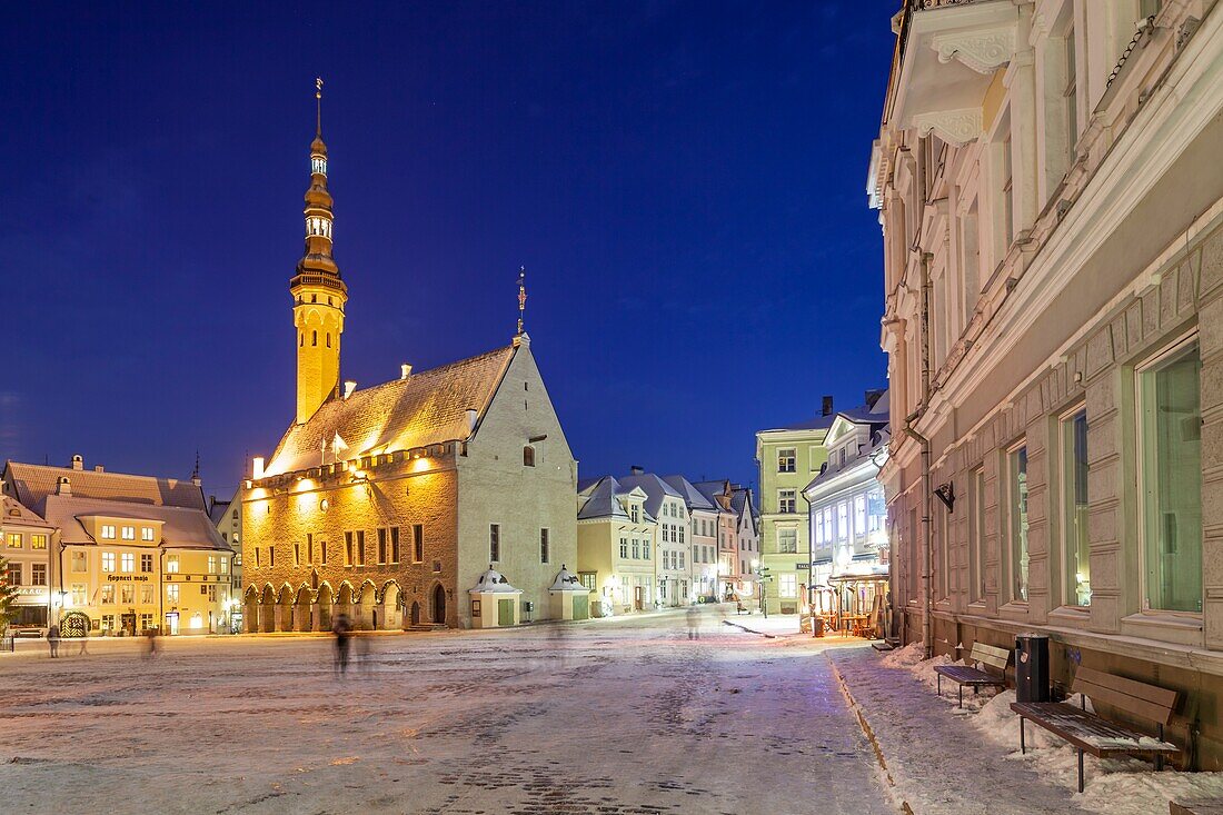 Winterabend am Rathaus in der Altstadt von Tallinn, Estland.