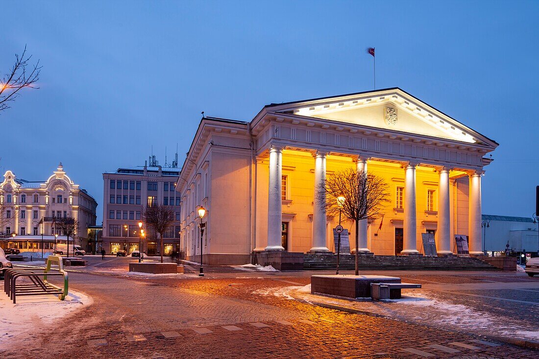 Winterdämmerung am Rathaus in der Altstadt von Vilnius, Litauen.
