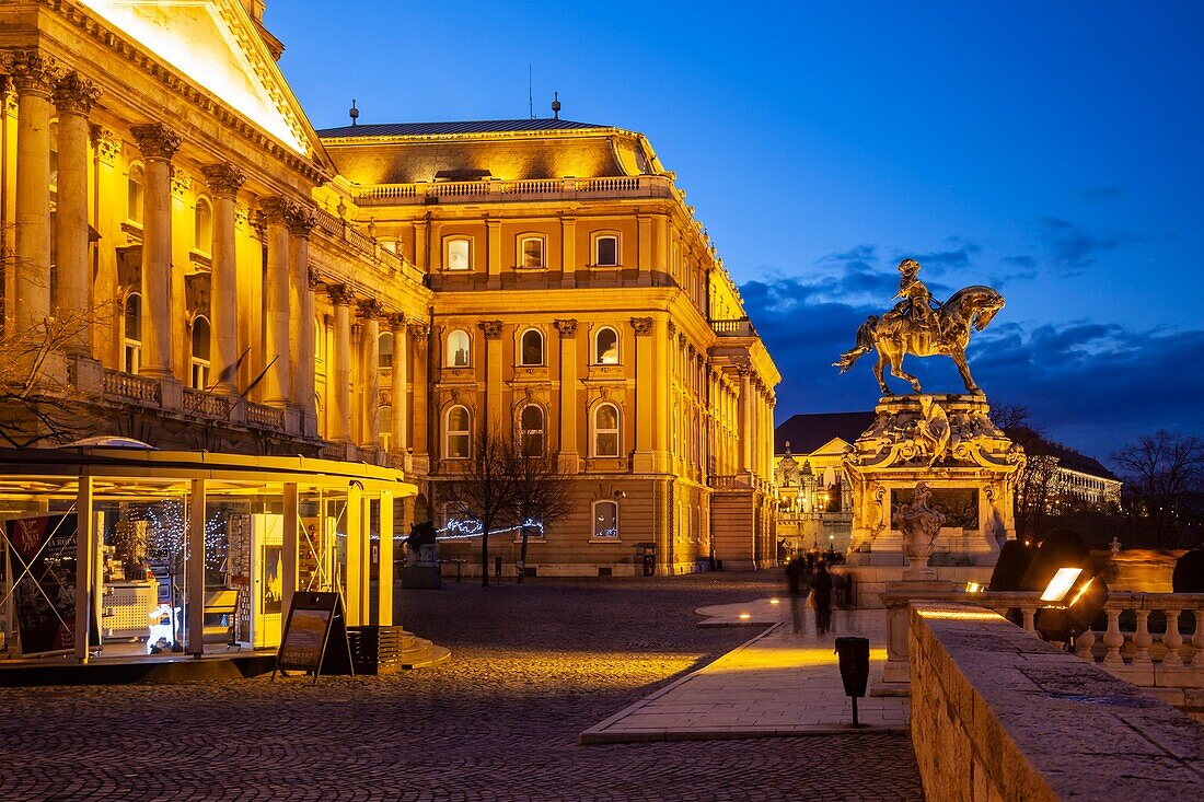 Abend auf der Budaer Burg in Budapest, Ungarn.