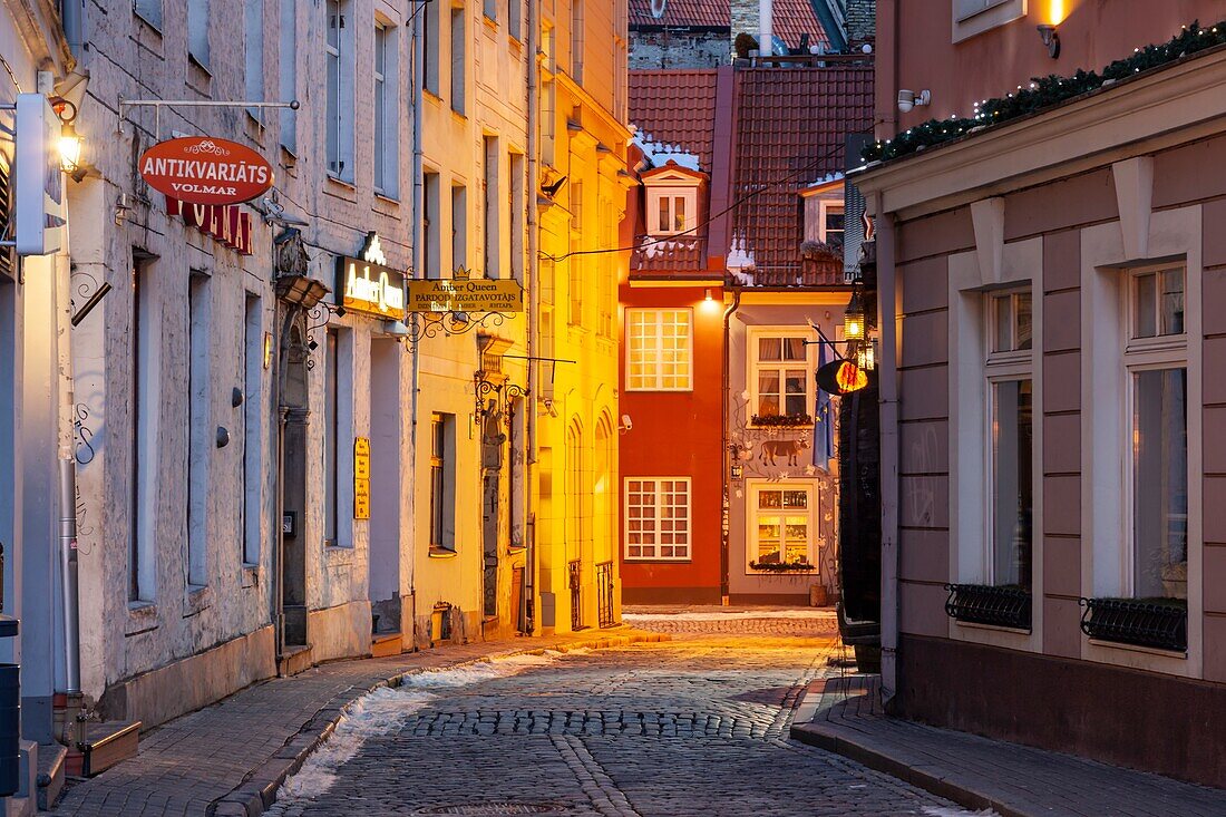 Morgendämmerung in der Altstadt von Riga, Lettland.