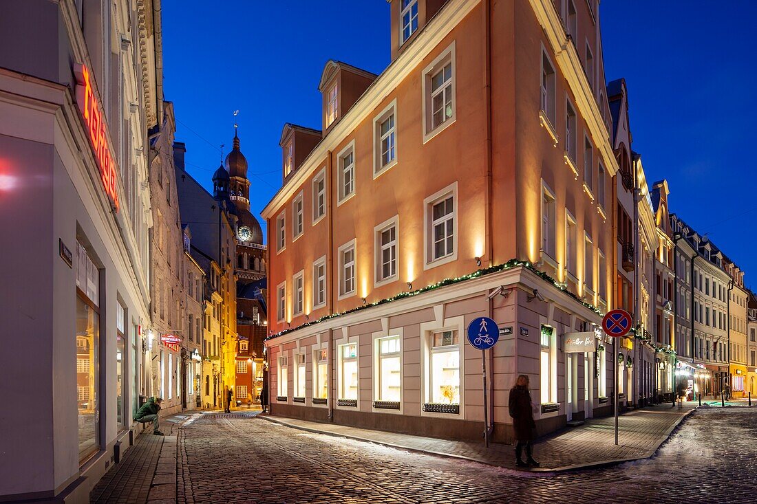 Winterabend in der Altstadt von Riga, Lettland.