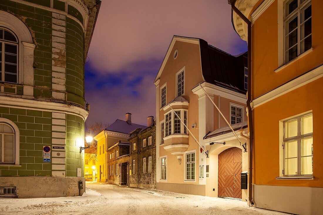 Winterdämmerung in der Altstadt von Tallinn, Estland.