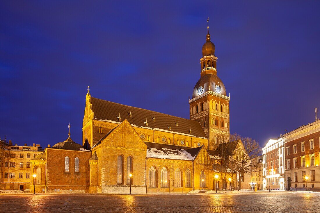 Winterabend in der Kathedrale von Riga, Lettland.