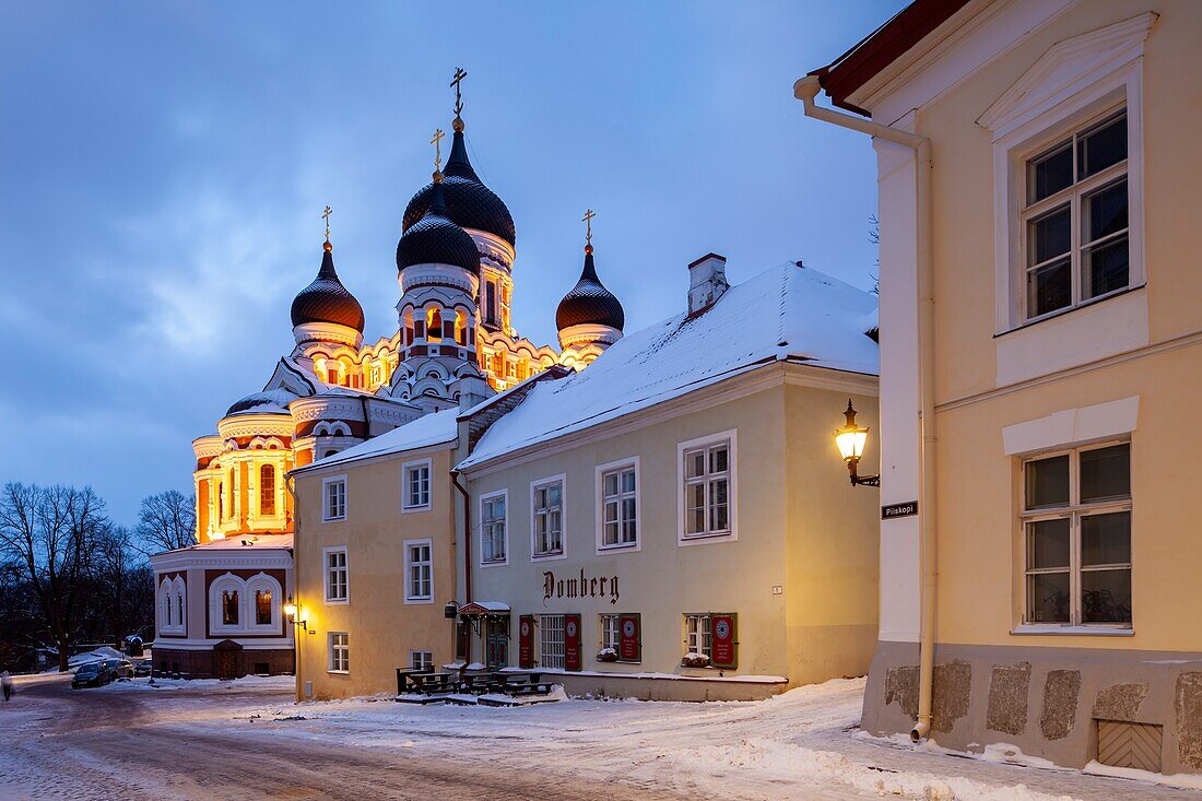 Winterdämmerung in der Altstadt von Tallinn, Estland. Alexander-Newski-Kathedrale in der Ferne.