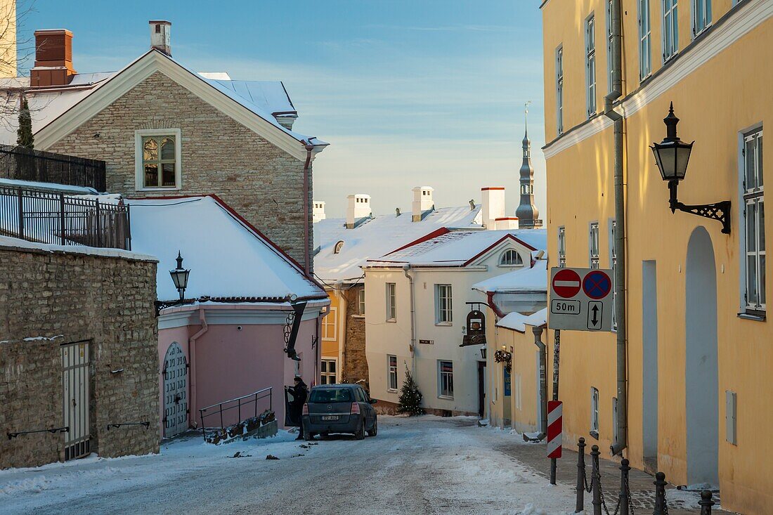 Wintermorgen in der Altstadt von Tallinn, Estland.