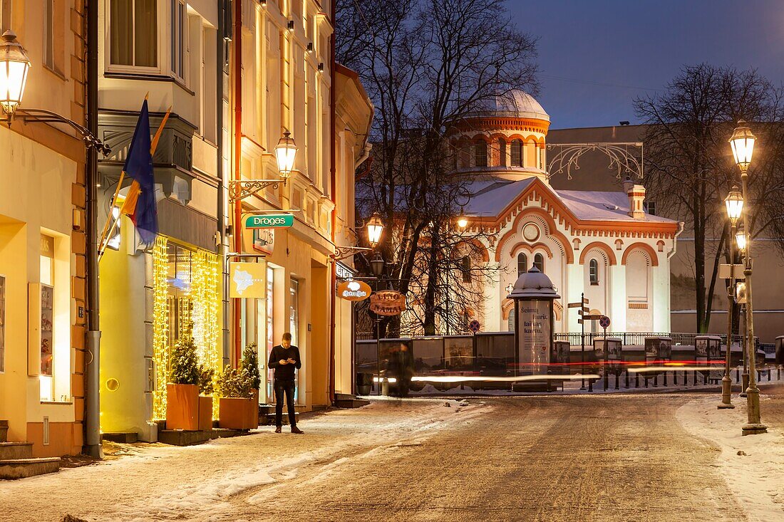 Winterabend in der Altstadt von Vilnius, Litauen.