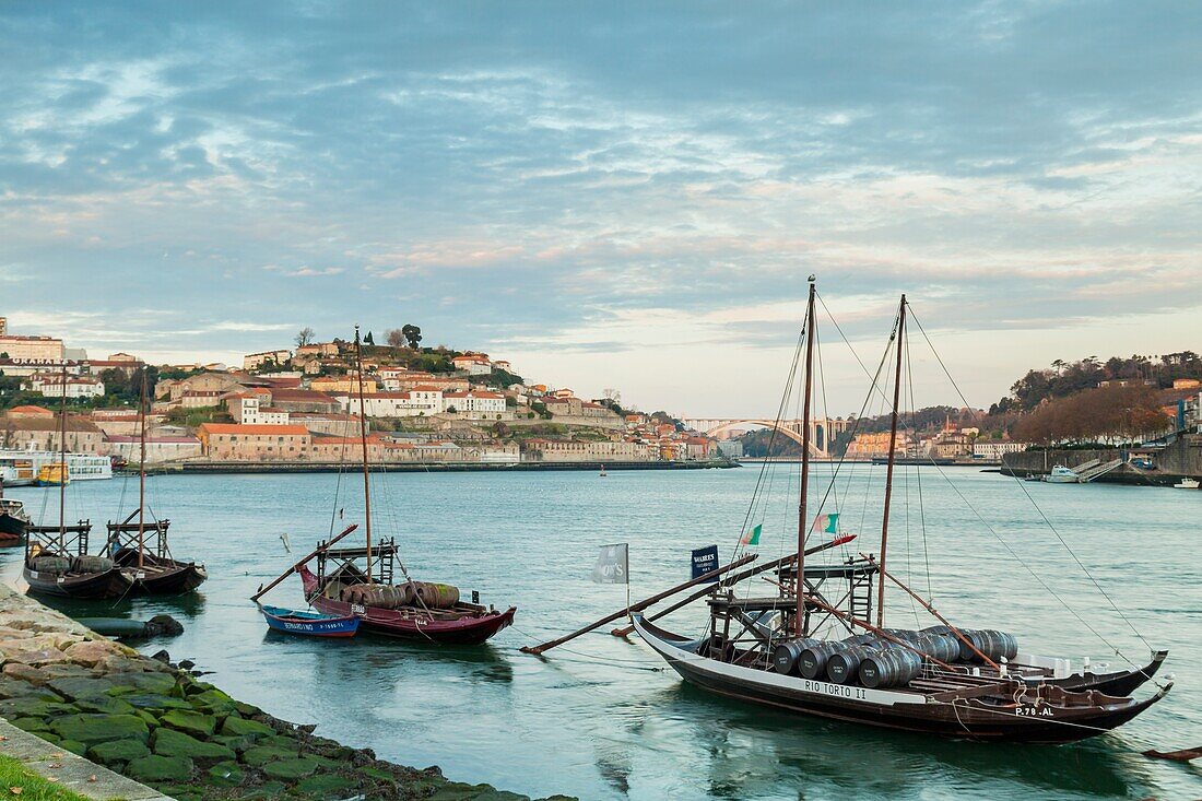 Sonnenaufgang am Fluss Douro in Porto, Portugal.