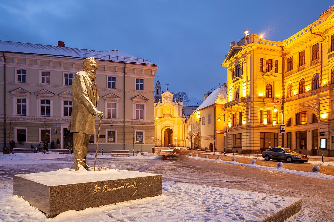 Winterdämmerung in der Altstadt von Vilnius, Litauen.